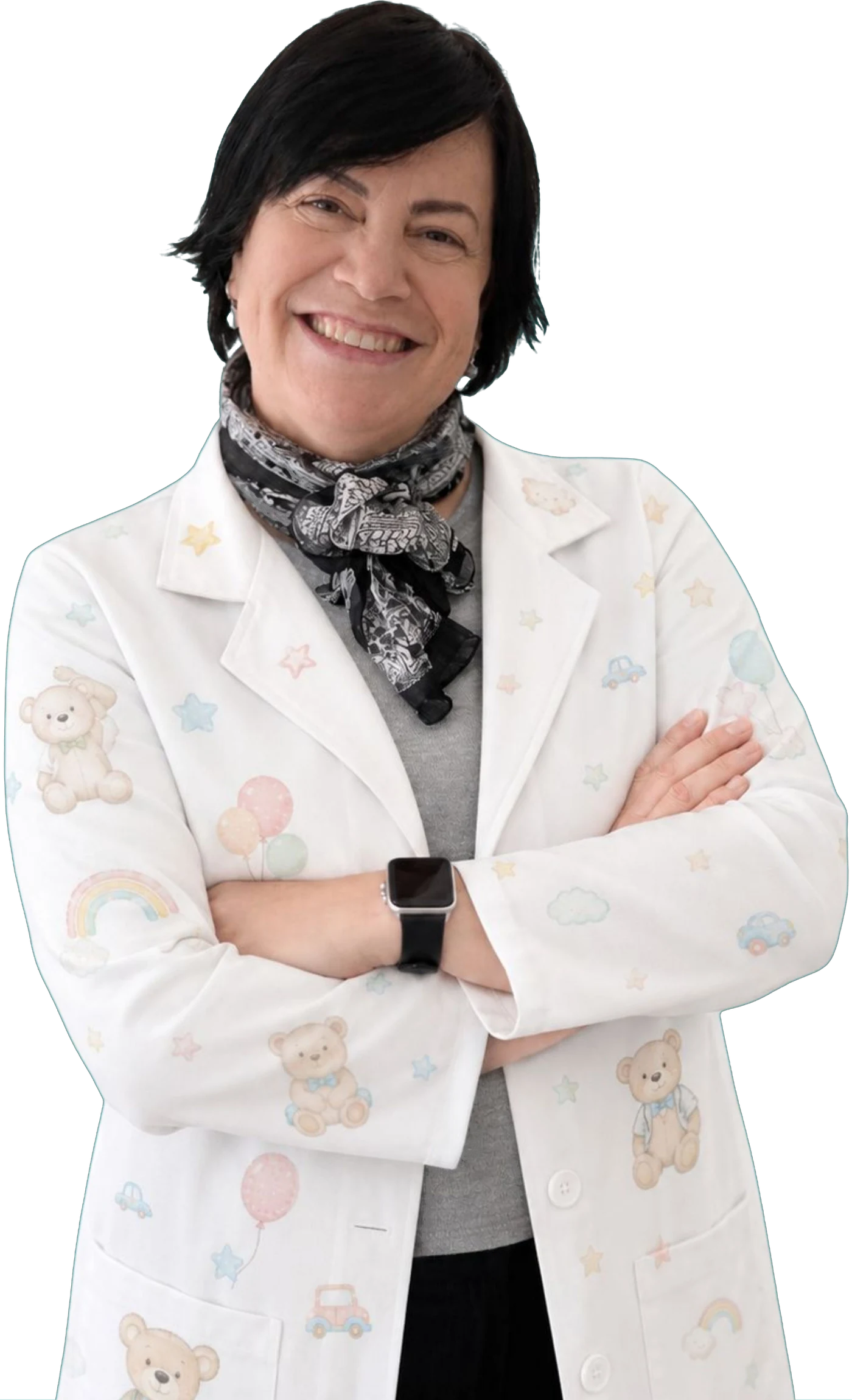 Silvia Marra, fonoaudióloga, sorrindo de braços cruzados com jaleco estampado de ursinhos e estrelas